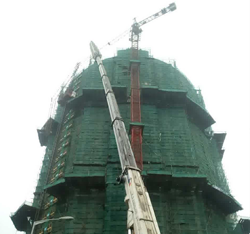 安义吊车在工地上作业